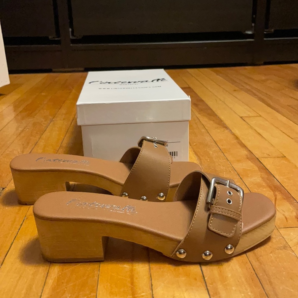 L’intervalle buckle strap sandal